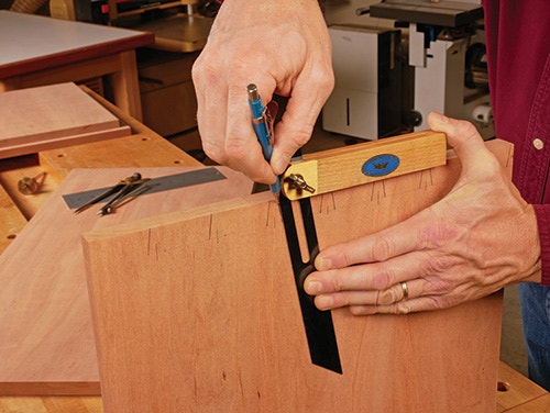 Marking out dovetail angles with a bevel gauge